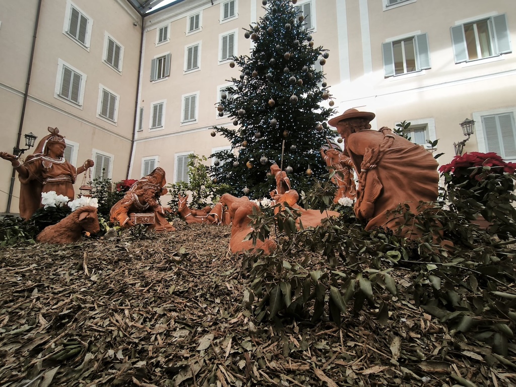 Castel Gandolfo: il presepe messicano nel Cortile del Palazzo Apostolico